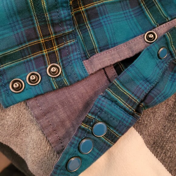 Men's GUESS Slim Fit Plaid Shirt - Picture 5 of 5